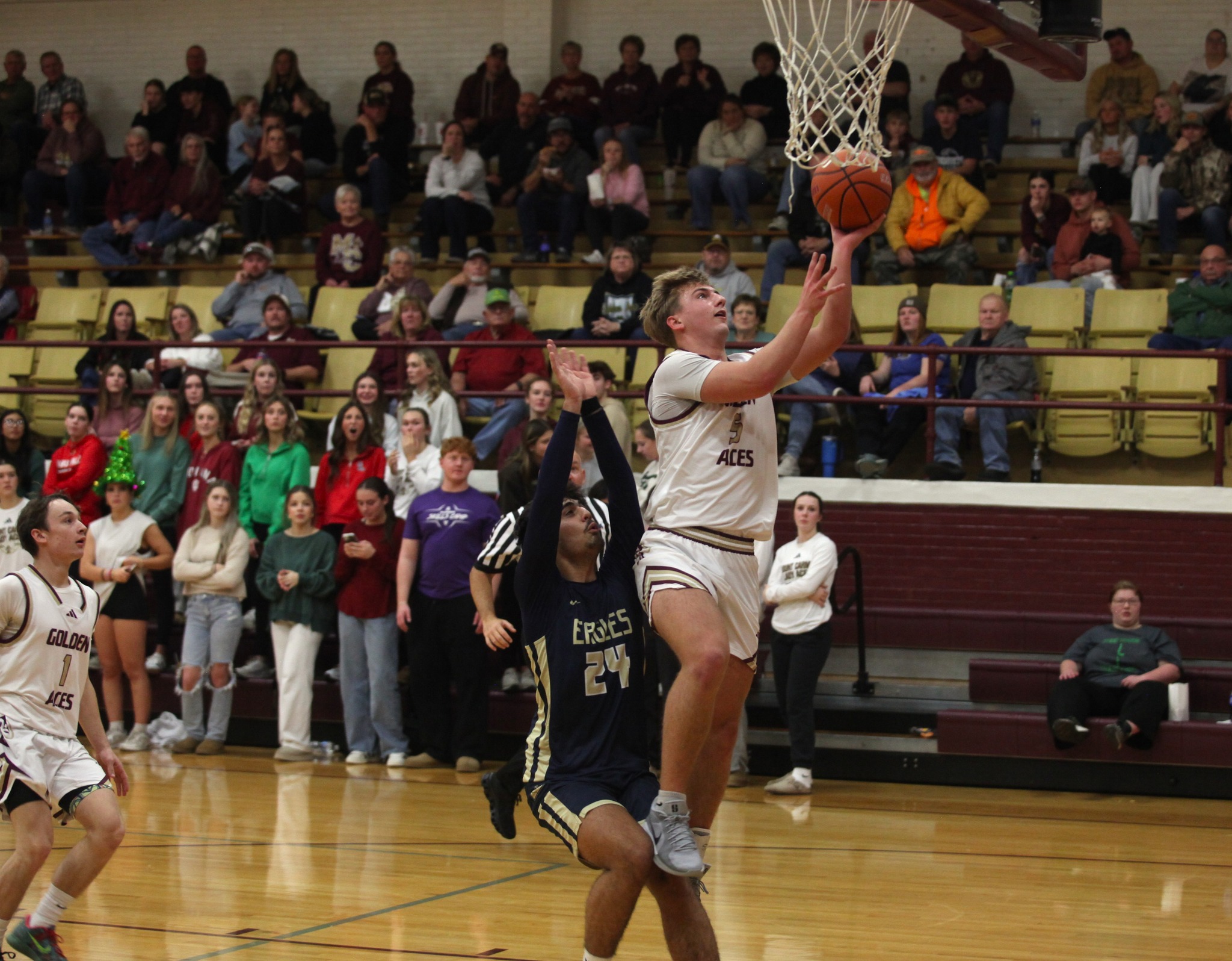 Elliott Acree (5) of Mt. Carmel goes inside for points against Evansville Day (Photo by Hometown Register).