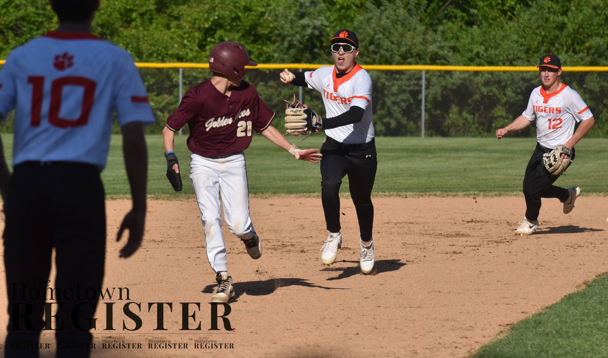 Olney gets a Mt. Carmel player in a rundown during an LIC game (Photo by The Hometown Register).